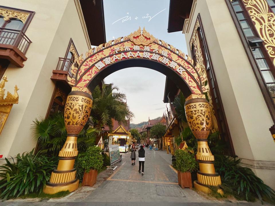 云南芒市有個“傣族古鎮”,是夜生活的好去處,還是4A級旅游景區